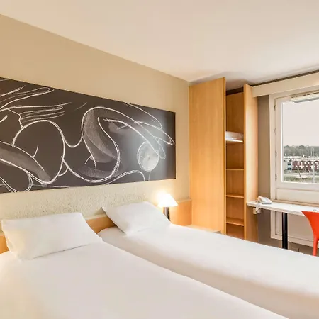 Ibis Sur Centre Les Ports 3*